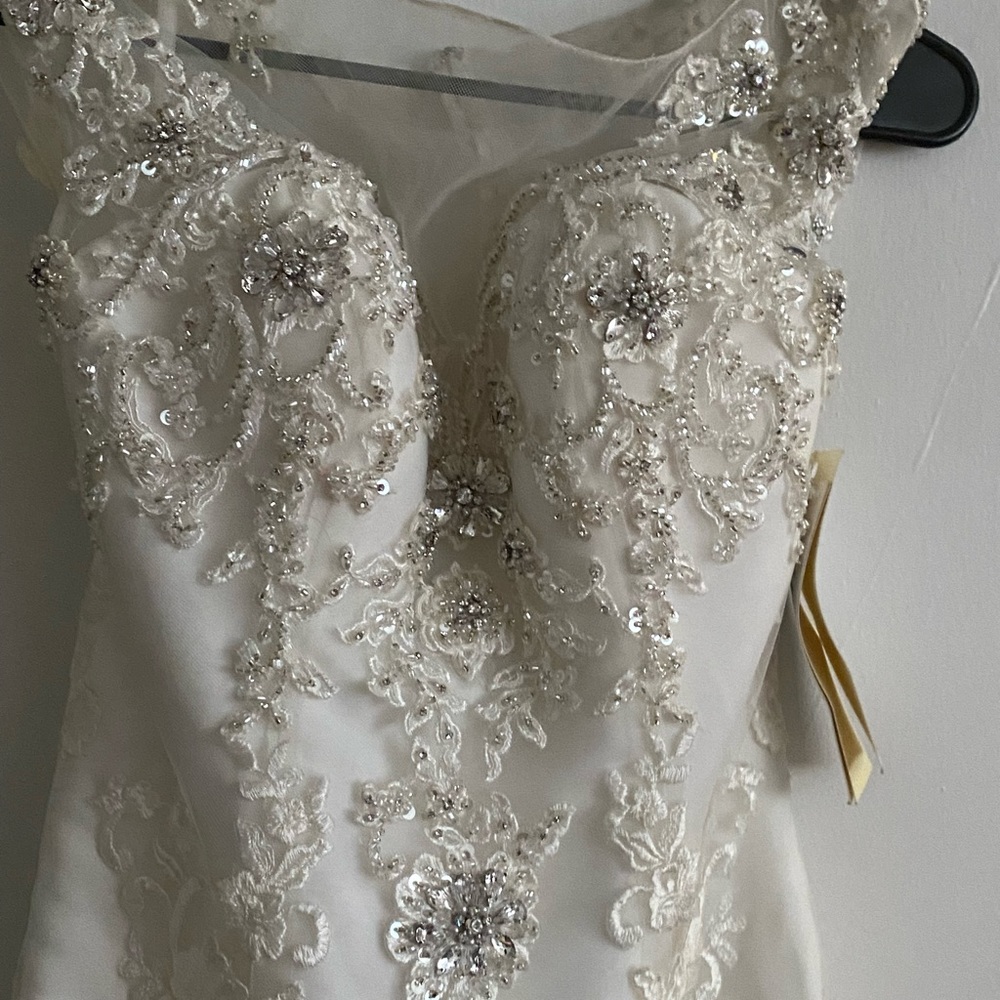 Brand new dress size 8 was 1000 now 400